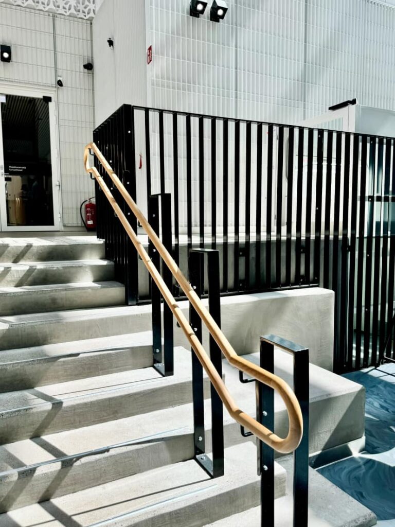 Puukäsijohteet portaissa